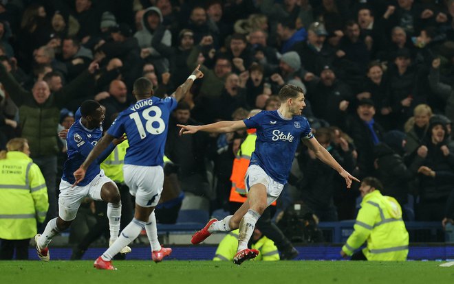 James Tarkowski je dosegel zadnji gol za Everton na mestnem derbiju. FOTO: Foto Phil Noble/Reuters