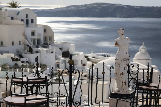 Medtem ko so se grške oblasti hitro odzvale na tveganja, ki jih predstavljajo potresi, med drugim so na Santorini namestile reševalne ekipe in uvedle izredno stanje za pospešitev pomoči, nekateri v turistični industriji trdijo, da bi temu moralo slediti vlaganje v infrastrukturo otoka. FOTO: Louisa Gouliamaki/Reuters