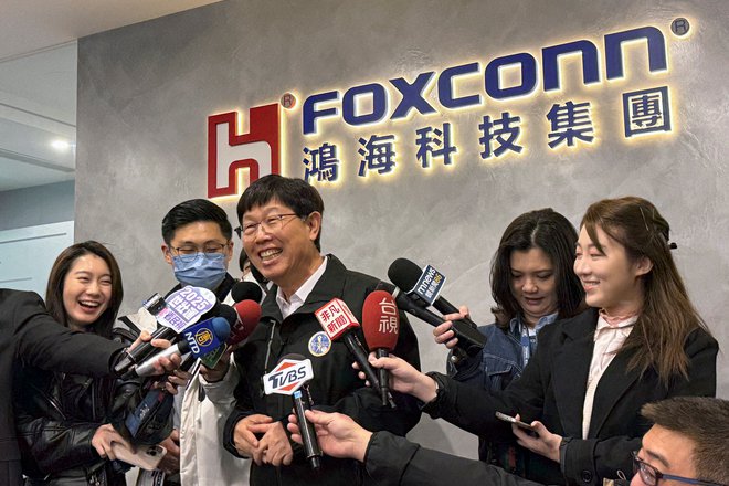 Direktor tajvanskega podjetja Foxconn Young Liu na torkovem pogovoru z mediji FOTO: Wen-yee Lee/Reuters