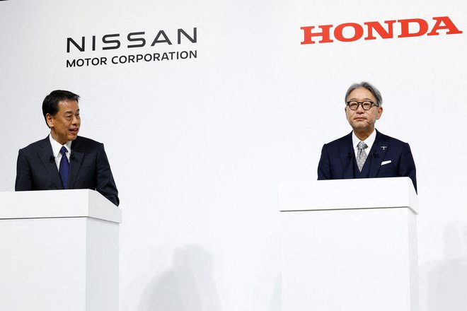 Nissanov direktor Makoto Učida z direktorjem Honde Tošihirojem Mibejom na tiskovni konferenci avgusta 2024. FOTO: Kim Kyung-hoon/Reuters