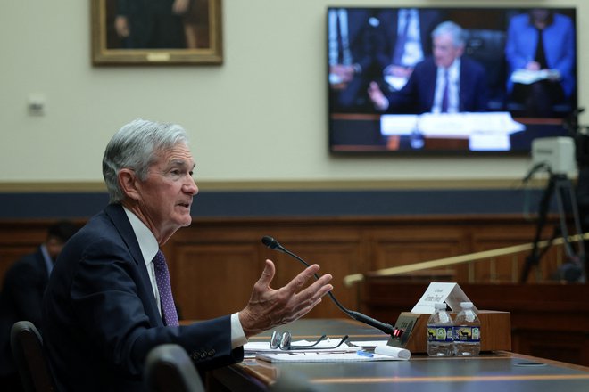 Jerome Powell je znova poudaril, da ne bodo hiteli z zniževanjem ključne obrestne mere. FOTO: Alex Wong/AFP