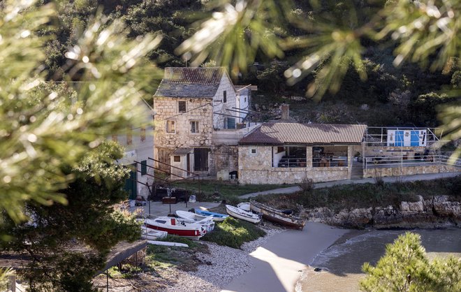 Ko ste na Biševu, začutite Sredozemlje, kakršno je bilo nekoč – divje, nedotaknjeno in prvinsko. Tu se živi v ritmu morja in vetra, ljubezen do otoka pa se s časom krepi. Vsaka skala, vsak sončni zahod pripoveduje zgodbo, ki jo je vredno ohraniti. FOTO: Božidar Vukičević/Cropix