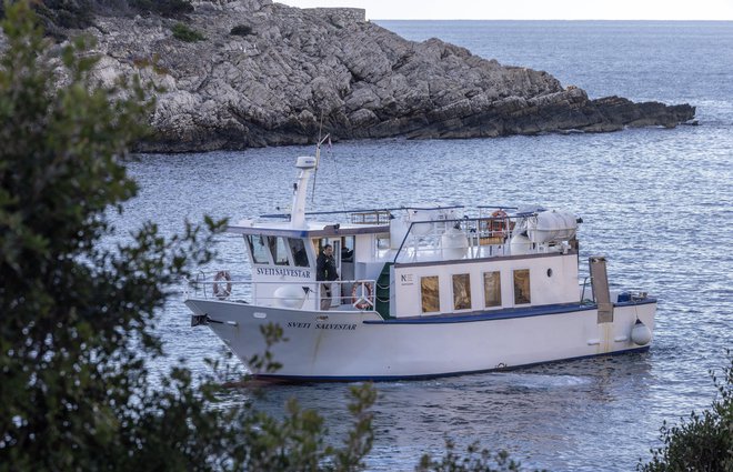 Življenje na Biševu ni za vsakogar – zahteva vztrajnost, prilagajanje in ljubezen do narave. Tukaj ni trgovin in gneče, je pa zvezdnato nebo, vonj po borovcih in morju, ki ti z vsakim valom pripoveduje zgodbo. Ko enkrat začutiš ta mir, ga težko zamenjaš z mestnim vrvežem. FOTO: Božidar Vukičević/Cropix