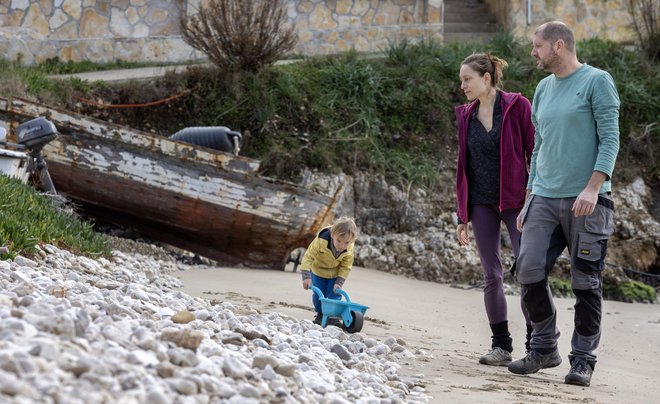 Ponosna starša Lena in Stjepan pravita, da njun dveinpolletni sin Nikola odrašča v okolju, ki ga ni mogoče najti niti v najlepših svetovnih potopisih. FOTO: Božidar Vukičević/Cropix