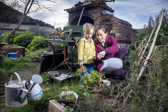 »Poglejte, nisem blizu svoje družine in oni niso del Nikolovega življenja toliko, kot bi si želela, za kar mi je najbolj žal, ampak to spet ni tako velika težava, ljudje odhajajo živet v druge države, na druge celine …,« pravi Tena. FOTO: Božidar Vukičević/Cropix