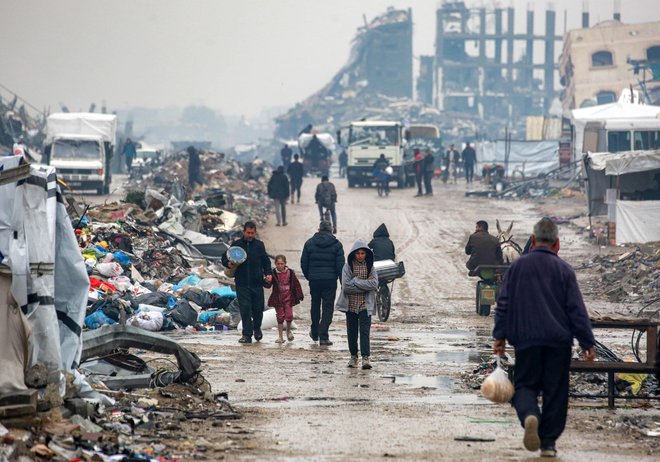 Po Hamasovih besedah je Izrael oviral humanitarno pomoč Palestincem, zato so zagrozili, da naslednje skupine talcev v soboto ne bodo vrnili. FOTO: Bashar Taleb/AFP