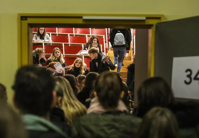 Izbira, kaj in kje študirati, je pestra. Na fotografiji je informativni dan na ljubljanski Filozofski fakulteti. FOTO: Voranc Vogel/Delo