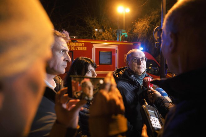 Francois Touret de Coussy (desno), Eric Piolle (levo) in na sredi Catherine Seguin. FOTO: Maxime Gruss/AFP