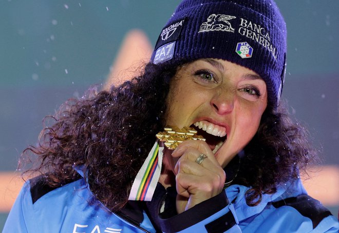 Alpine Skiing - FIS Alpine World Ski Championships - Women's Giant Slalom - Saalbach, Austria - February 13, 2025 Italy's Federica Brignone celebrates on the podium with her gold medal after winning the Women's Giant Slalom REUTERS/Leonhard Foeger TPX IMAGES OF THE DAY Foto Leonhard Foeger Reuters