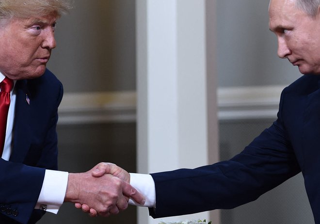 Ameriški predsednik Donald Trump in ruski voditelj Vladimir Putin med srečanjem v Helsinkih leta 2018. FOTO: Brendan Smialowski Afp