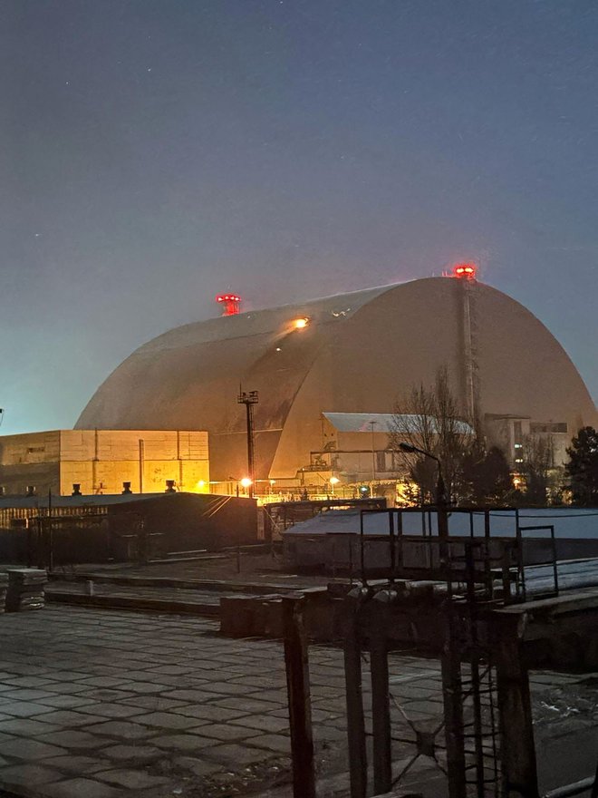 Požar na ščitu jedrskega reaktorja v Černobilu, ki ga je domnevno povzročil napad ruskega vojaškega brezpilotnega letala. FOTO: IAEA/AFP 