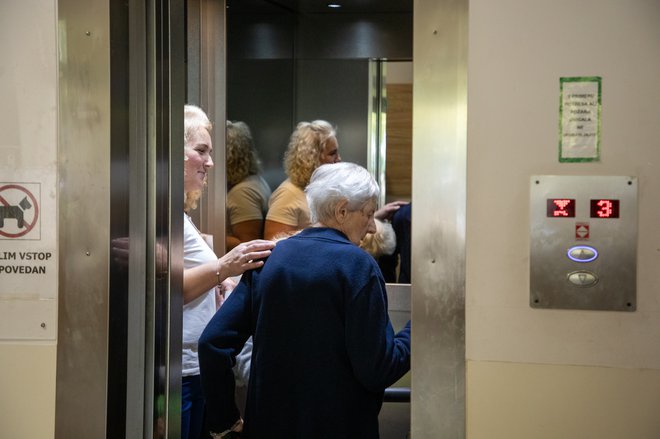 Velika večina starejših si želi živeti samostojno v domačem okolju, dokler je to mogoče, a je za mnoge starejše in invalide vsaka stopnica preveč. FOTO: Voranc Vogel/Delo