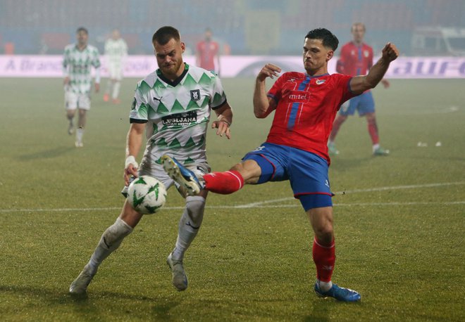 Olimpija je v Banjaluki naletela na pretrd oreh, a ga lahko zlomi v četrtek v Stožicah. Zeleno-beli Estonec Alex Tam je imel premalo pomoči v drugih napadlnih soigralcxih. FOTO: Amel Emric/Reuters