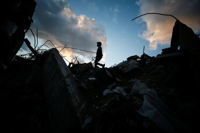 Dogajanje na območju porušene Gaze in na okupiranem Zahodnem bregu je že teden dni v senci napovedi ameriškega predsednika, da bo iz palestinske enklave naredil riviero. FOTO: Mahmoud Issa/Reuters