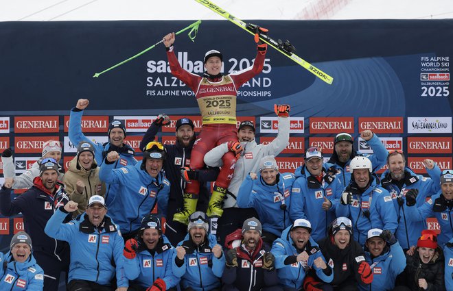 Navdušenju ob zmagi Raphaela Haaserja med Avstrijci ni bilo konca. Foto Leonhard Föger/Reuters