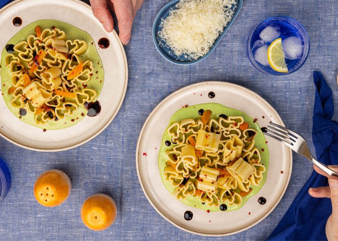 Testenine Pasta love s kremo iz parmezana in čaja mača, suhimi marelicami in zrnci rdečega popra. FOTO: Barilla