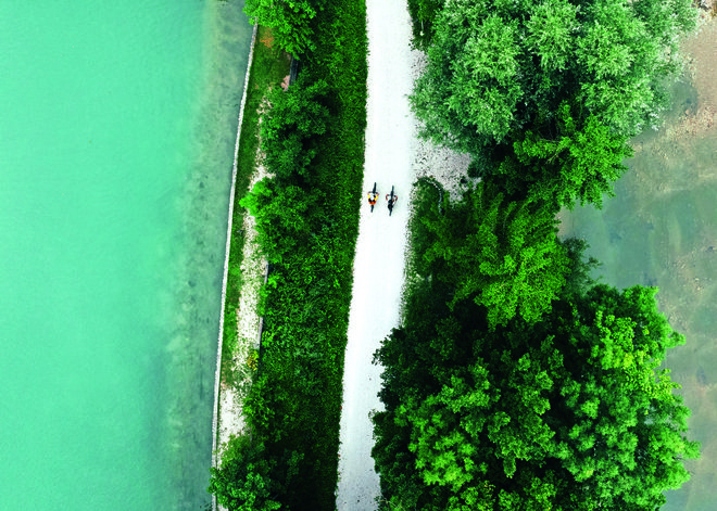 Zeleno zaledje prestolnice ponuja številne kolesarske in sprehajalne poti, tudi v mestu pa se lahko ohladite v mestnih parkih, gozdovih in na plažah ob Ljubljanici in Savi. FOTO: Zveza Karata Film