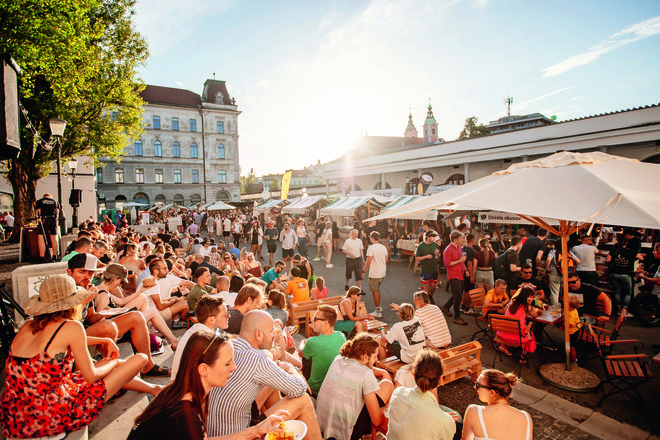 Privoščite si Odprto kuhno na pladnju, enega od štirihodnih menijev Gourmet Ljubljana, ki vam ga postrežejo pri zasebni mizi s pogledom na vrvež dišečih stojnic. FOTO: arhiv Odprta kuhna