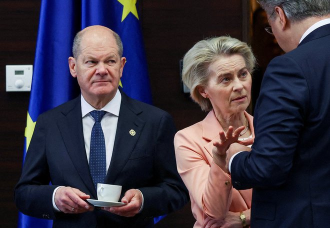 EU je v nezavidljivem položaju predvsem po lastni krivdi, saj se desetletja ni lotila vprašanja varnosti. Na fotografiji predsednica evropske komisije Ursula von der Leyen in nemški kancler Olaf Scholz. FOTO: Yves Herman/Reuters