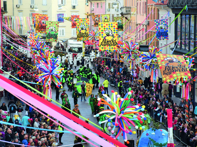 Karneval, znan tudi kot »peti letni čas«, tradicionalno privabi na tisoče obiskovalcev iz Hrvaške in tujine, vrhunec pa je Mednarodna karnevalska povorka 2. marca. FOTO: TZ Reka