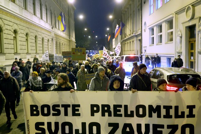 Ko Janše ni na oblasti, je predvsem levoliberalna civilna družba tista, ki s svojim angažmajem – dokaz so referendumi – lahko pripelje (nazaj) na volišča razočarane nad delom premiera in koalicijskih strank, ki so se umaknili med neopredeljene. FOTO: Blaž Samec/Delo