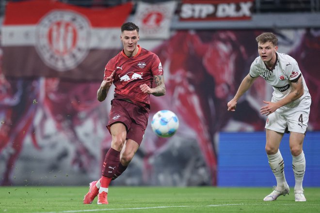 Benjamin Šeško ni našel poti do gola Augsburga, ostal je tudi brez strela v okvir vrat. FOTO: Ronny Hartmann/AFP