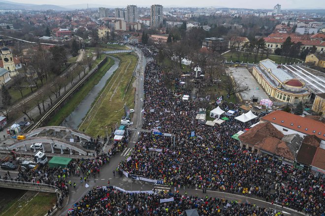 Študenti in meščani na protestu v Kragujevcu. FOTO: Andrej Isakovic/AFP