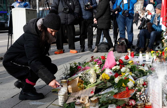 Današnje polaganja cvetja na prizorišču napada. FOTO: Michaela Stache/AFP