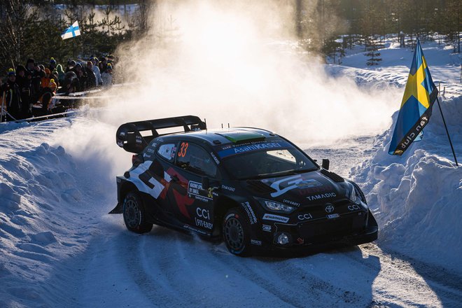 Elfyn Evans je za zdaj najhitrejši na Švedskem. FOTO: Jonathan Nackstrand/AFP