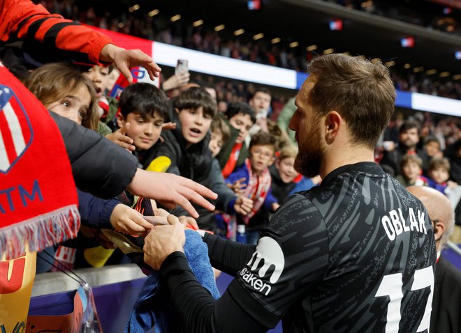 Jan Oblak je navijačem dajal avtograme. FOTO: Oscar Del Pozo/AFP