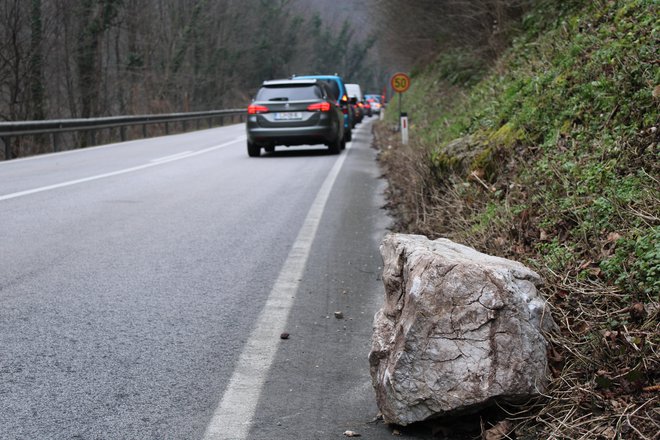 Kljub varovalom na zasavsko glavno cesto padajo kamenje in skale. FOTO: Bojan Rajšek/Delo