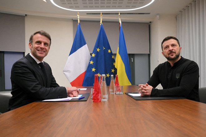 Francoski predsednik Emmanuel Macron in ukrajinski predsednik Volodimir Zelenski.  FOTO: Nicolas Tucat/Reuters


 
