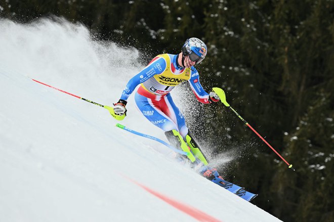 Clement Noel ni zdržal, povozil je kol in odstopil. FOTO: Fabrice Coffrini/AFP