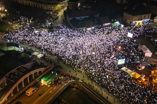 Protivladni protest, ki se je zgodil 15. februarja, je po poročanju srbskim medijev eden največjih do sedaj. FOTO: Andrej Isakovic/AFP