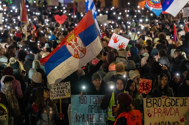 Protesti proti vladajoči politiki ne pojenjajo. FOTO: Andrej Isakovic/AFP