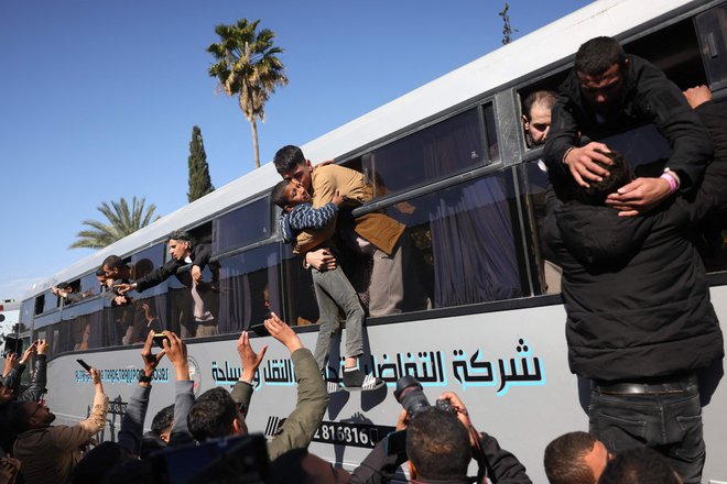 Sorodniki in prijatelji so se tako razveselili iz izraelskih zaporov izpuščenih palestinskih zapornikov. FOTO: Bashar Taleb/AFP