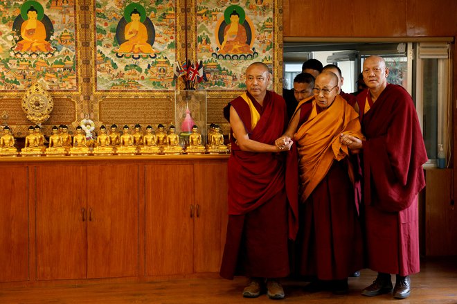 To leto bo, na kratko povedano, prelomno za odnose med Tibetanci in kitajsko oblastjo. FOTO: Priyanshu Singh/Reuters