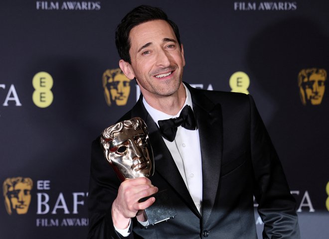 Adrien Brody si je prislužil bafto za glavno moško vlogo v filmu Brutalist. FOTO: Isabel Infantes/Reuters