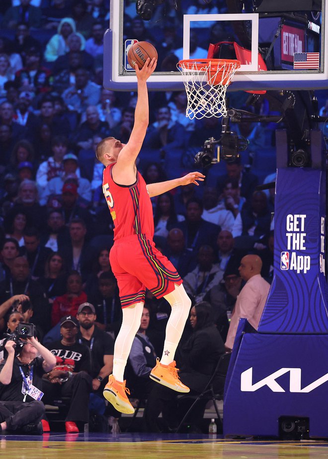 Trikratni MVP lige NBA Nikola Jokić se je zabaval. FOTO: Ezra Shaw/Getty Images Via AFP