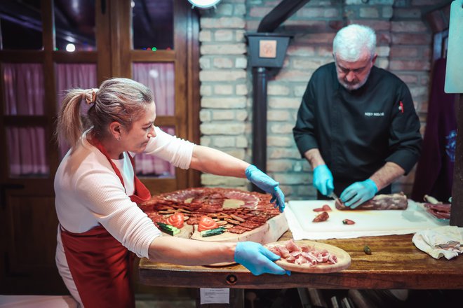 S hrano z okoliških družinskih kmetij in domačim vinom si v Salusu prizadevajo predstaviti regijo tudi na mizi, kar je pristno gastronomsko doživetje. Foto Danijel Soldo/Cropix