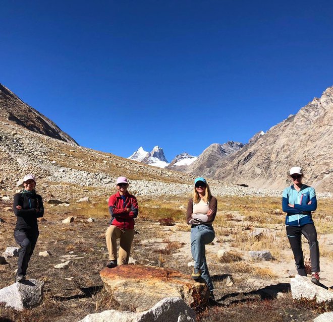 Eden od vrhuncev bogatega spremljevalnega programa bo predavanje trojice alpinistk o odmevni himalajski odpravi Lalung I, na kateri so Ana Baumgartner, Urša Kešar, Anja Petek in Patricija Verdev spisale zgodbo o pogumu, skupinski moči in navdihujočem duhu ženskega alpinizma. FOTO: arhiv Festivala gorniškega filma