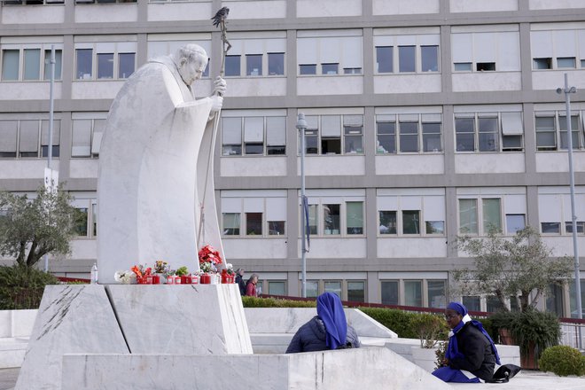 Papež se zdravi v rimski bolnišnici Gemelli. FOTO: Remo Casilli/Reuters