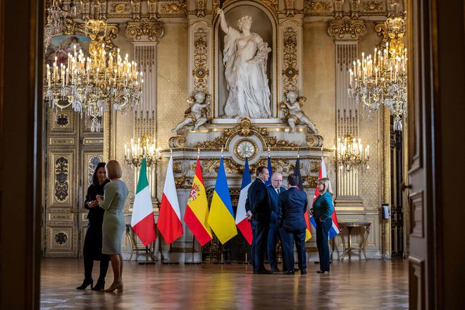 Na srečanju v Parizu se bodo popoldne sestali predsedniki vlad Nemčije, Poljske, Italije, Španije, Nizozemske, Danske in Velike Britanije. FOTO: Christophe Petit Tesson/Afp