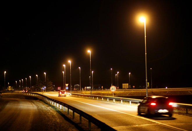 Večina cestne razsvetljave na državnih cestah ima že urejeno redukcijo svetlobnega toka v času zmanjšane gostote prometa, pravijo na DRSI. FOTO: Tomi Lombar