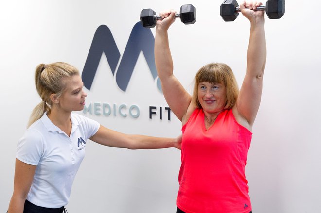 S krepitvijo mišic okoli sklepa, povečanjem stabilnosti sklepa in upočasnjevanjem napredovanja bolezni fizioterapija pomaga zmanjšati bolečino in izboljšati gibljivost. FOTO: Medicofit