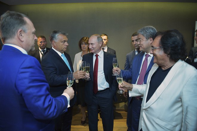 Ruski predsednik Vladimir Putin, madžarski premier Viktor Orban in Al Bano pred odprtjem svetovnega prvenstva v judu v Budimpešti na Madžarskem leta 2017. FOTO: Reuters
 