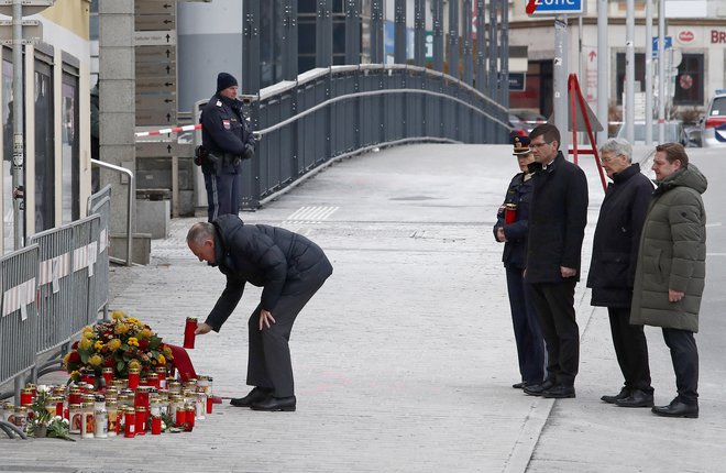 Avstrijski minister za notranje zadeve Gerhard Karner je tudi položil svečko. Drevi je predviden shod v Celovcu. FOTO: Gerd Eggenberger/AFP