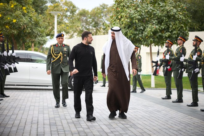 Zelenski je po obisku v Združenih arabskih emiratih ponovil, da Kijev ne bo priznal dogovorov o Ukrajini, pri katerih Ukrajina ne bo sodelovala. FOTO: AFP