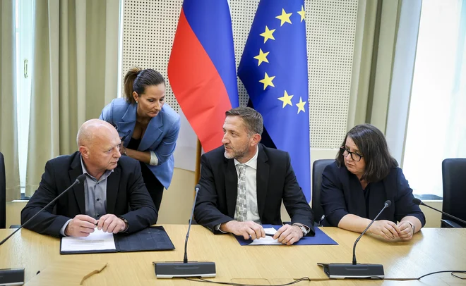 Na ministrstvu za finance so dopis ministrstvu za javno upravo pripisali rednim opozorilom. FOTO: Jože Suhadolnik