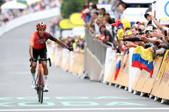 Egan Bernal bo zaradi zlomljene ključnice nekaj tednov odsoten s cest, že kmalu pa bo lahko treniral na trenažerju. Foto Manon Cruz/Reuters